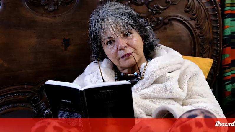 Escritora, bióloga e professora universitária foi encontrada morta em casa