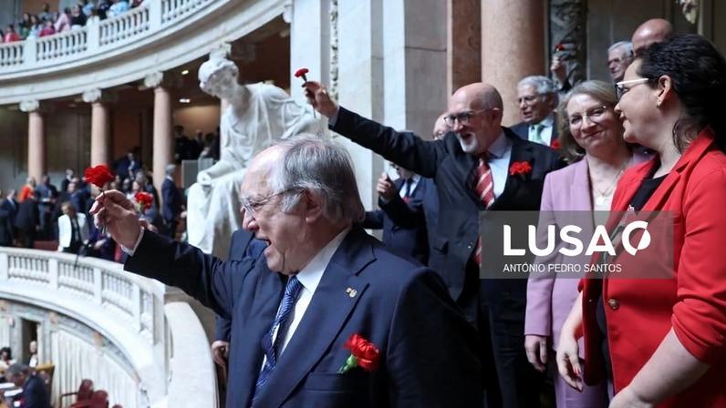Esquerda canta “Grândola, Vila Morena” no final da sessão plenária