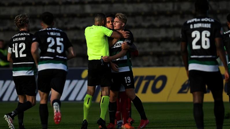 Harder foi expulso por Cláudio Pereira no final do jogo com o Santa Clara