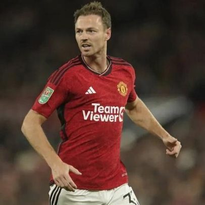 Jonny Evans deixa o Manchester United após seis meses no cargo