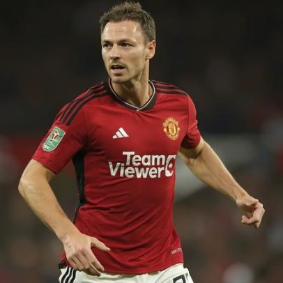 Jonny Evans sai do Manchester United após seis meses