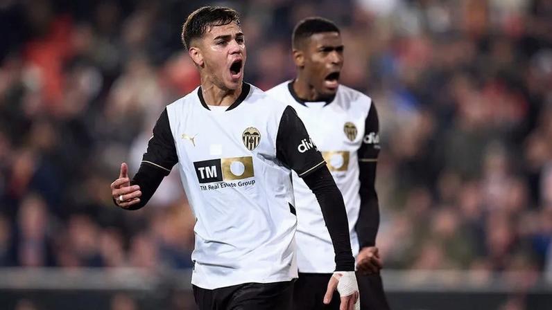 Enzo Barrenechea já se encontra em Lisboa para reforçar o Benfica