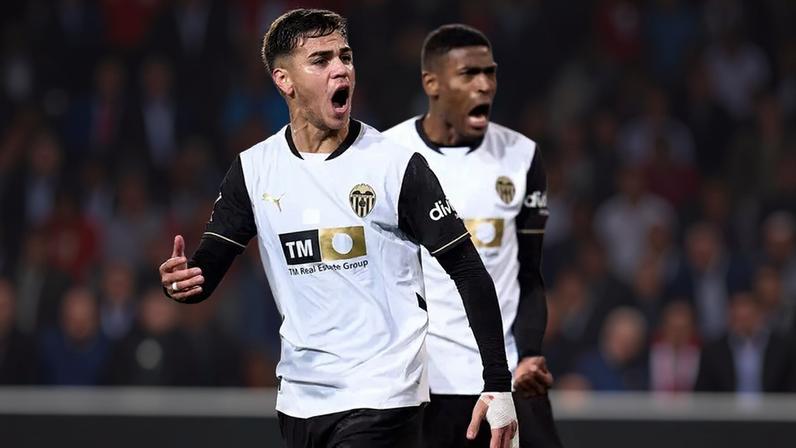 Enzo Barrenechea já se encontra em Lisboa para reforçar o Benfica