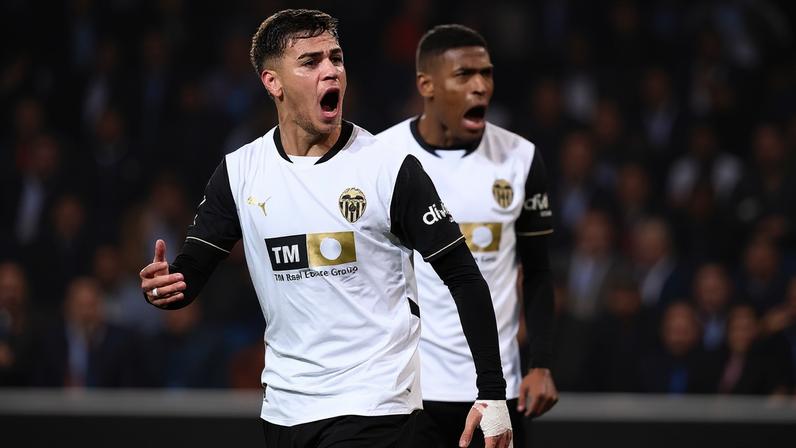 Enzo Barrenechea já se encontra em Lisboa para reforçar o Benfica