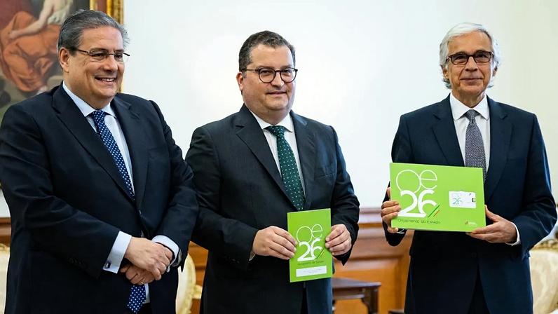 Ministros das Finanças e dos Assuntos Parlamentares, Joaquim Miranda Sarmento e Carlos Abreu Amorim, com o Presidente da Assembleia da República, José Pedro Aguiar