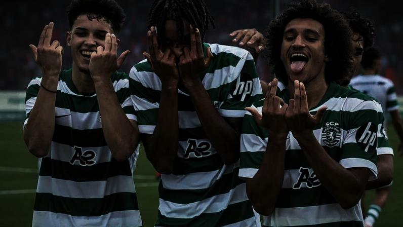 Paulo Simão (ao centro) celebra a qualificação do Sporting