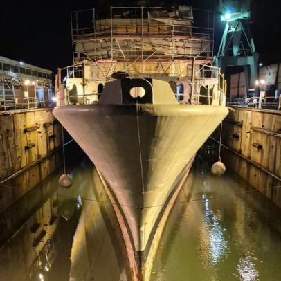 Fragata Vasco da Gama entra na doca seca do Arsenal do Alfeite