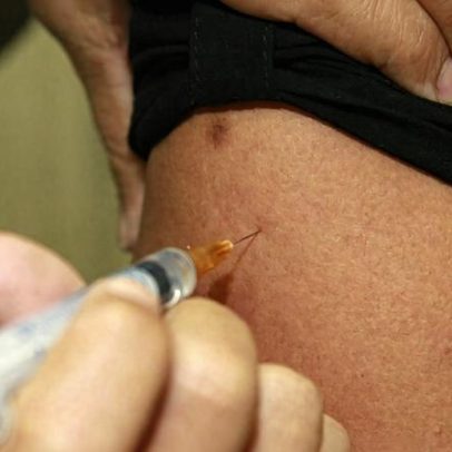 Gripe vacinas de dose elevada esgotam, deixando quarto dos idosos por imunizar