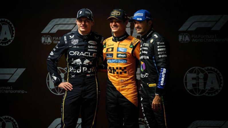 Max Verstappen (à esquerda), piloto da Red Bull Racing, Lando Norris (ao centro), piloto da McLaren e Carlos Sainz (à direita), piloto da Williams em Las Vegas - Foto: IMAGO