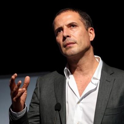 Ricardo Araújo Pereira estreia-se a solo com espetáculo Verificando se és humano