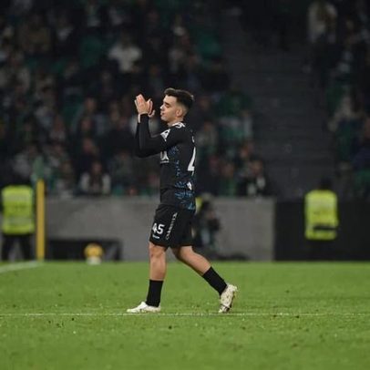 Gonçalo Batalha chora após jogo com o Sporting