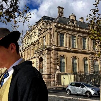 Detetive misterioso na foto do assalto ao Louvre é um jovem de 15 anos