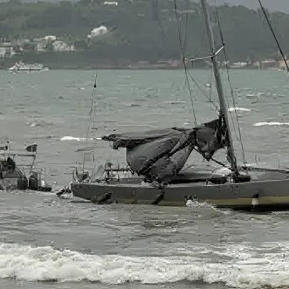 Duas pessoas resgatadas de veleiro encalhado em Cruz Quebrada, Oeiras