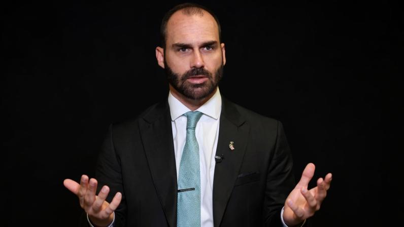 Filho de Bolsonaro enfrenta julgamento por tentativa de obstrução à Justiça