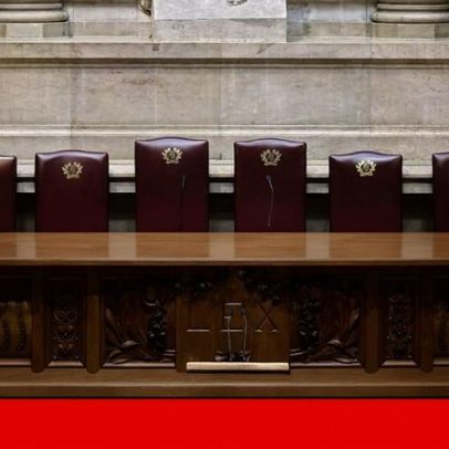 Direita propõe equiparar 25 de Novembro ao 25 de Abril nos arranjos florais