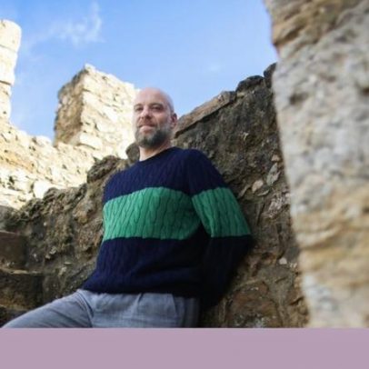 Hugo van der Ding, biógrafo de reis, compara a corte a um Big Brother chic