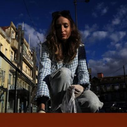 Estudantes recolhem milhares de pontas de cigarro nas ruas do Porto
