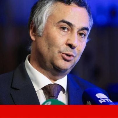 Falta de computadores em escolas não se deve a dinheiro, diz ministro