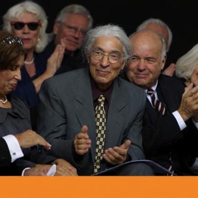 Boualem Sansal regressa a Paris e é recebido por Macron