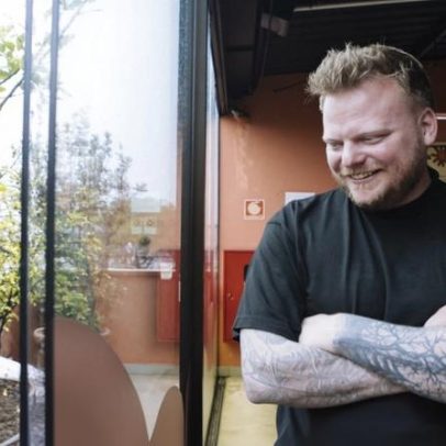 Melhor chef do mundo ajuda a preparar refeições para hospital de crianças