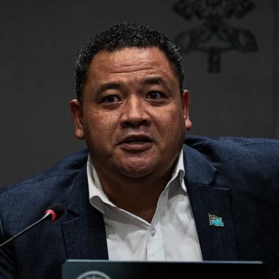 Ministro de Tuvalu convida céticos do clima a viver num país a desaparecer