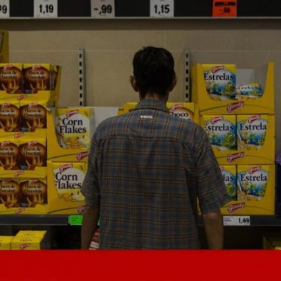 Avisos obrigatórios de alerta para alimentos pouco saudáveis, como no Chile