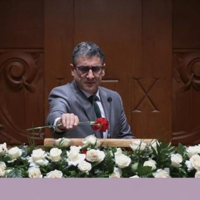 Troca de cravos e rosas brancas marca comemorações no Parlamento