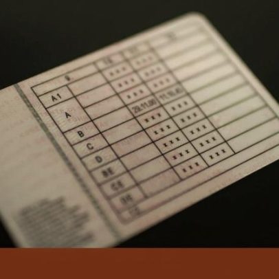 UE altera regras de carta de condução: jovens podem conduzir aos 17 anos