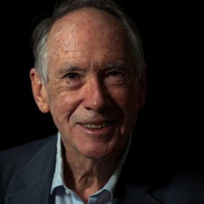 Ian McEwan leva-nos a 2119 para lançar avisos sobre o futuro