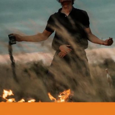 Urchin: morador de rua fala consigo ao espelho