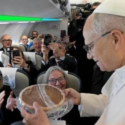Jornalistas surpreendem o Papa com tartes de abóbora durante voo para a Turquia