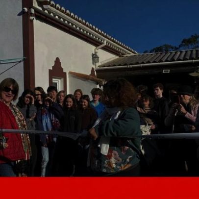 Escola de Aljezur reabre e alunos brincam com faixa de área interditada da GNR
