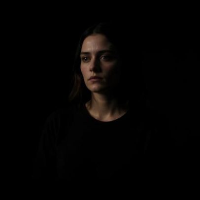 Hetta estreia-se com dissonância, pancadaria e sensualidade, promete surpresa