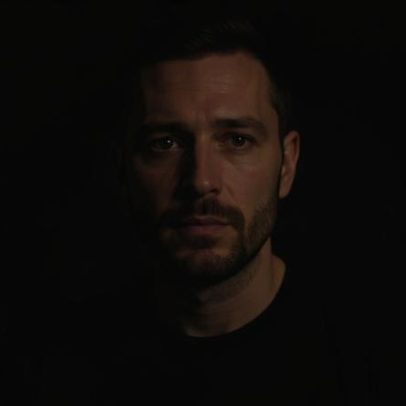 A Estrutura vê paralelos entre Titus, de Shakespeare, e dias de guerra atuais