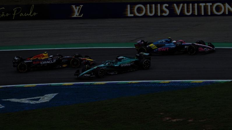 Yuki Tsunoda (Red Bull), Lance Stroll (Aston Martin) e Franco Colapinto (Alpine) no Grande Prémio do Brasil - Foto: IMAGO