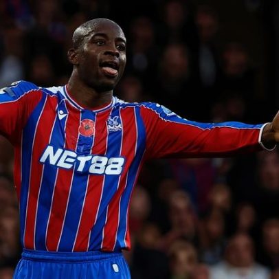 Crystal Palace renova contrato para afastar interessados
