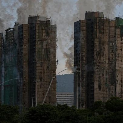 Incêndio em Hong Kong eleva para 55 o número de mortos