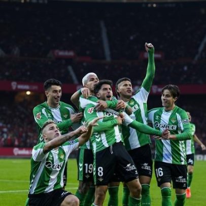 Betis sobrevive a chuva de garrafas de água e vence dérbi de Sevilha