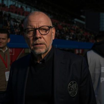 Ajax decide sobre o treinador; Benfica fica de olho