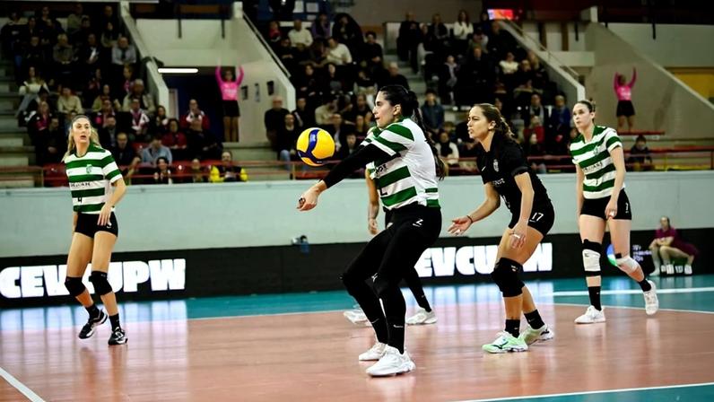 Fase do jogo da equipa feminina de voleibol do Sporting nos 16 avos da Taça CEV, em França - Foto: CEV