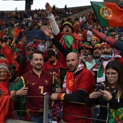 Seleção com passaporte para carimbar em estádio talismã