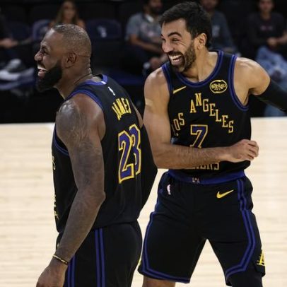 LeBron retorna à NBA e faz história