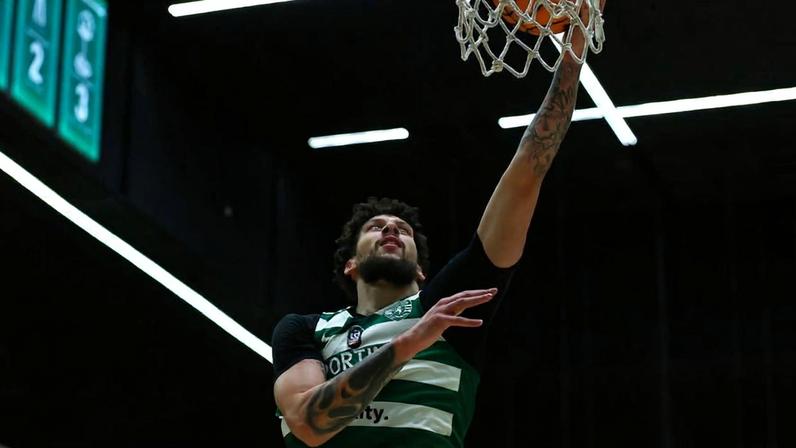 O poste norte-americano Brandon Johns Jr foi um dos melhores jogadores do Sporting. Foto: Sporting
