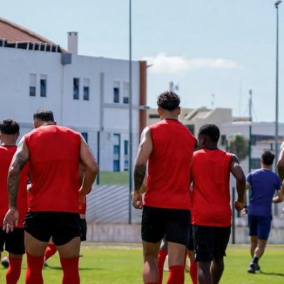 Treino do Santa Clara teve reforço na equipa