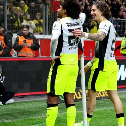 Dortmund vence clássico da Bundesliga com assistência de Fábio Silva