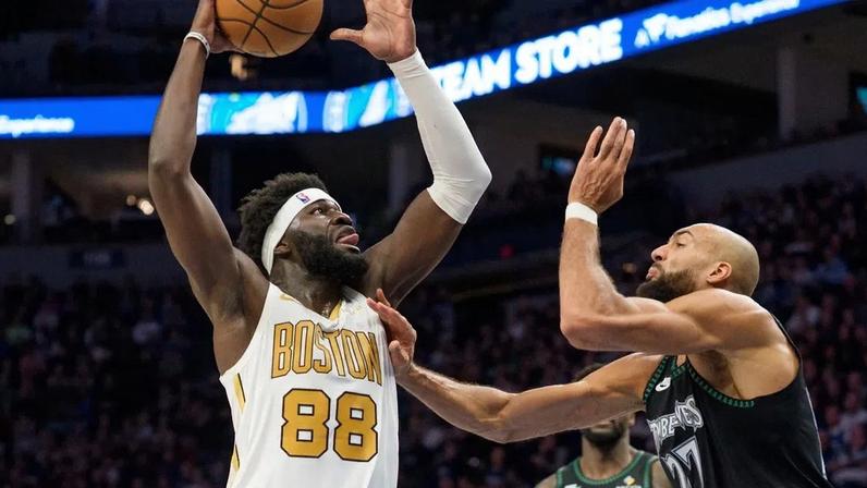 Poste francês Rudy Gobert tenta travar entrada de Neemias Queta