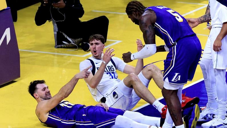 Luka Doncic (Lakers) e Cooper Flagg (Mavericks) - Foto: IMAGO