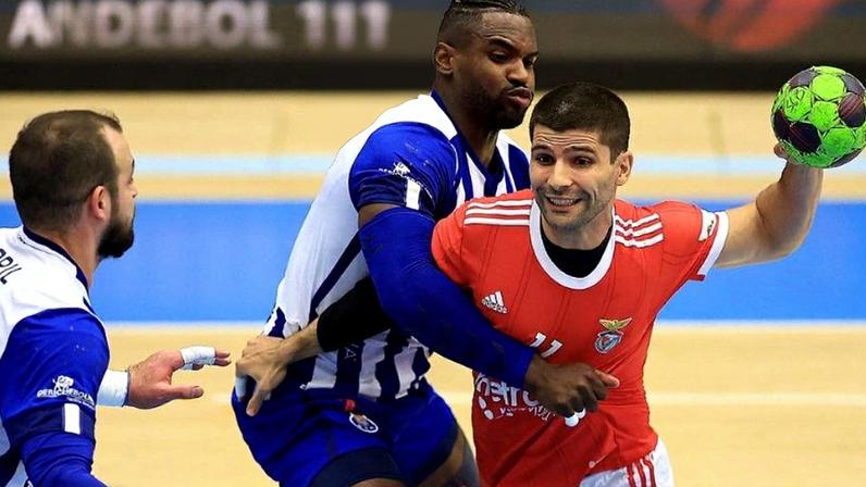Porto e Benfica empatam no clássico e mantêm-se na frente do campeonato