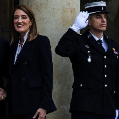 Presidente francês discute defesa e migrações com Metsola