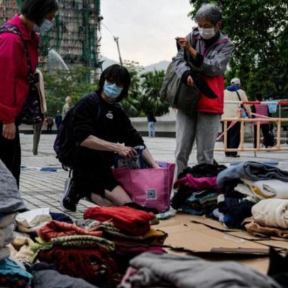 População de Hong Kong ajuda desalojados após incêndio em prédio